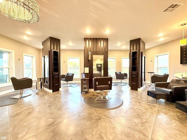 More Photos Of 1915 S Santa Fe Ave, Chanute Office For Sale