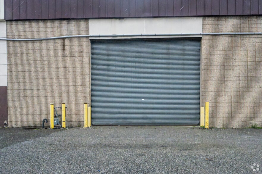 More Photos Of 345 W Merrick Rd, Valley Stream Warehouse For Lease
