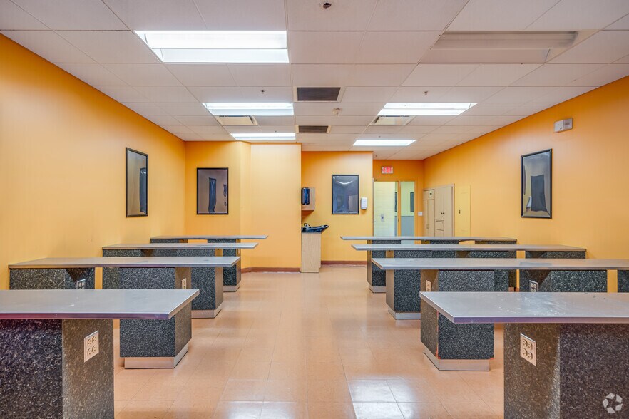 More Photos Of 2727 W Glendale Ave, Phoenix Office For Lease