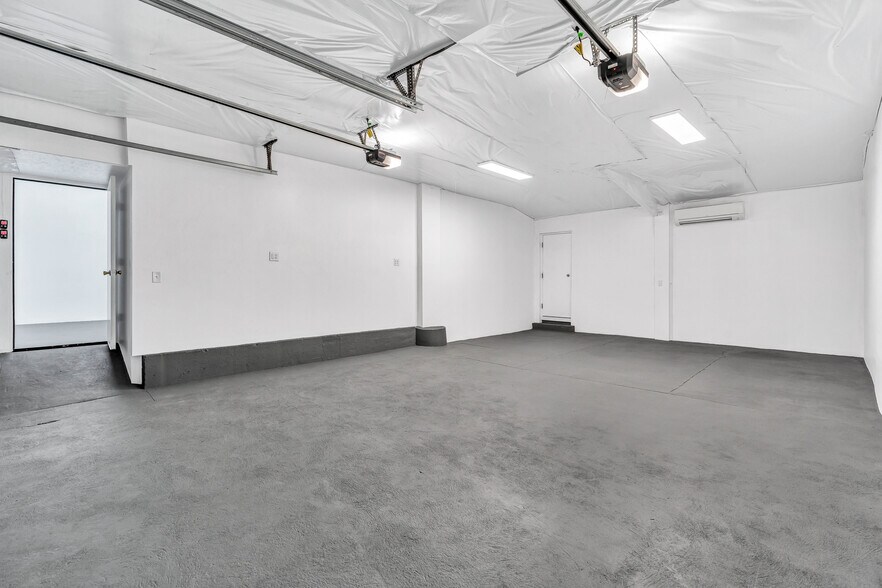 More Photos Of 2934 SE 16th Ave, Portland Flex For Lease