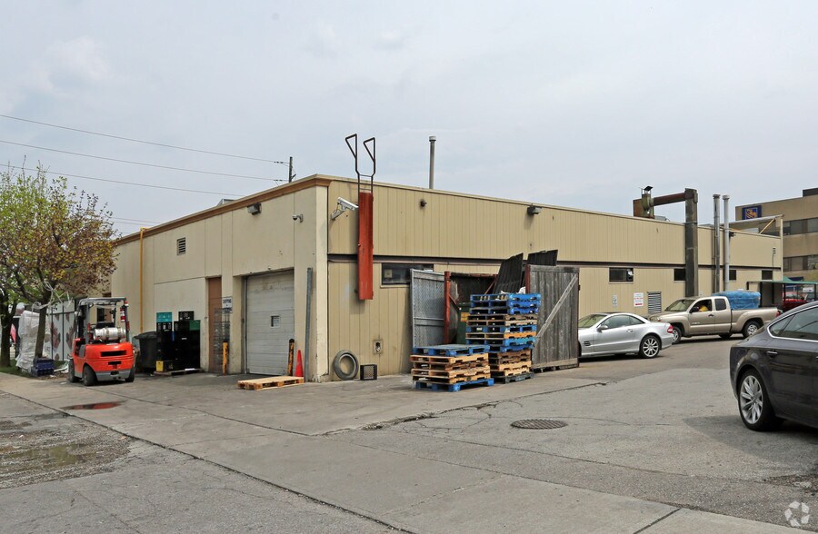 More Photos Of 1909 Lawrence Ave E, Toronto Freestanding For Sale