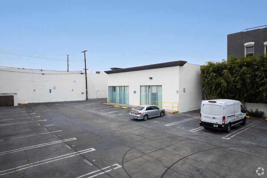 More Photos Of 1075 N Western Ave, Los Angeles Unknown For Lease