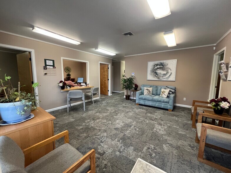 More Photos Of 211 Pine St, Rogue River General Retail For Sale