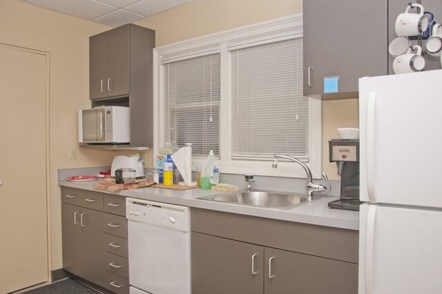 More Photos Of 418-420 W Clayton St, Waukegan Office For Sale