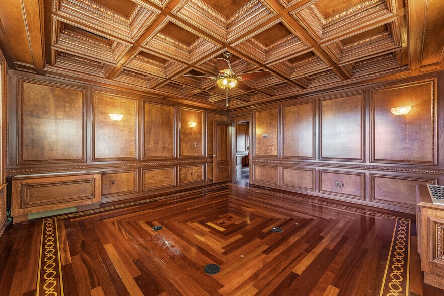 More Photos Of 324 N College Ave, Fayetteville Office For Sale