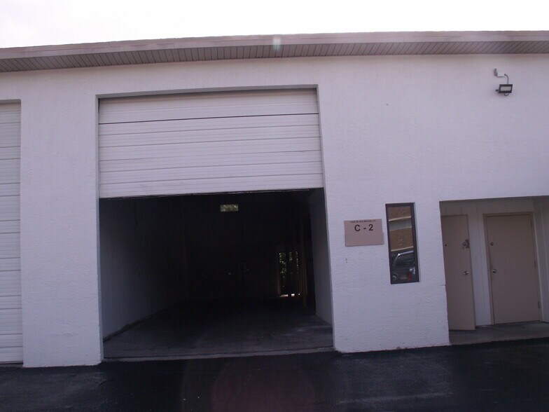 More Photos Of 1053 SE Holbrook Ct, Port Saint Lucie Warehouse For Lease
