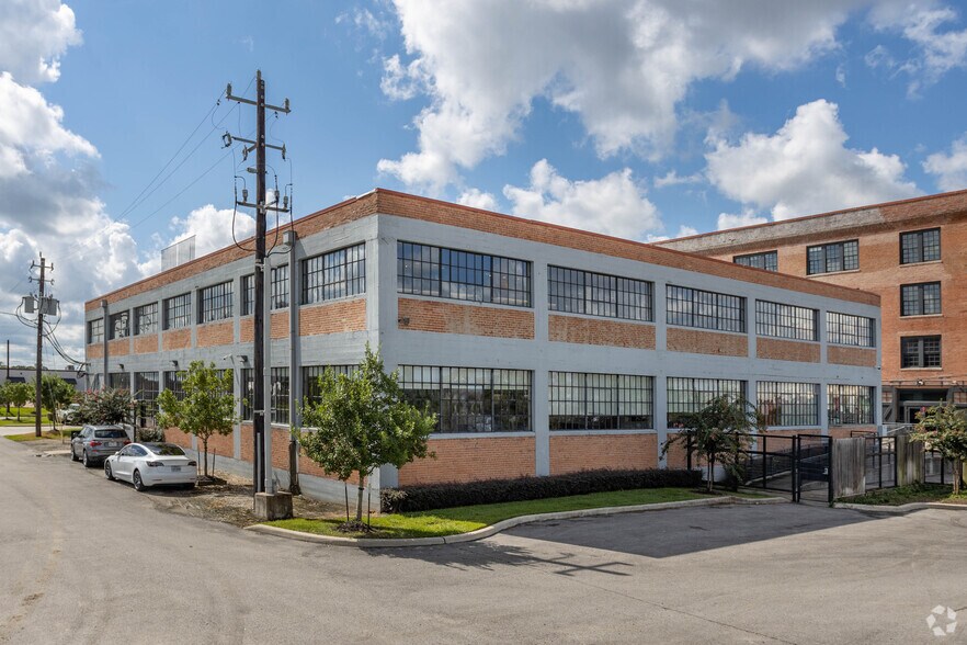 More Photos Of 800 Sampson St, Houston Loft Creative Space For Lease