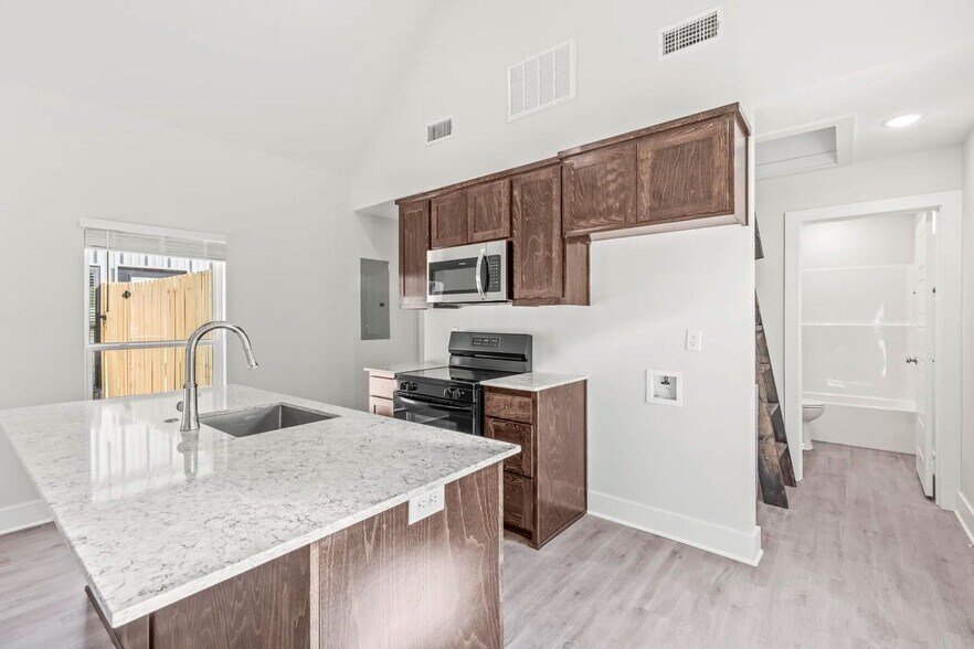 More Photos Of 20048 County Road 4118 Rd, Lindale Apartments For Sale