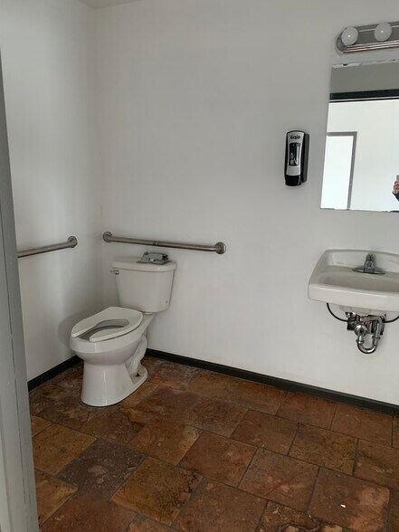 More Photos Of 6305-A-6305-B E 11th St, Tulsa Auto Dealership For Lease