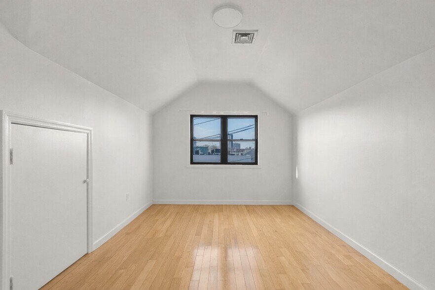 More Photos Of 1618 Parker Ave, Fort Lee Freestanding For Lease