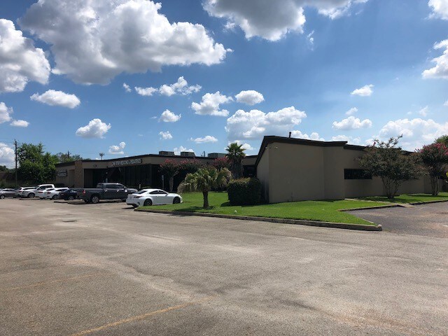 More Photos Of 6033-6035 Airline Dr, Houston Medical For Lease