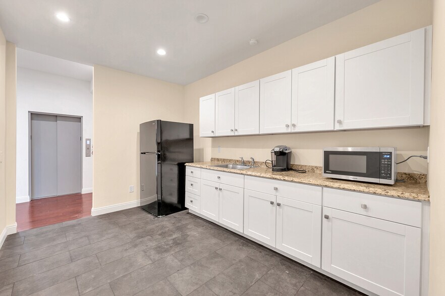 More Photos Of 1112 N Sherbourne Dr, West Hollywood Loft Creative Space For Lease