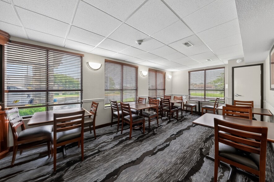 More Photos Of 40 New Garver Rd, Monroe Hotel For Sale