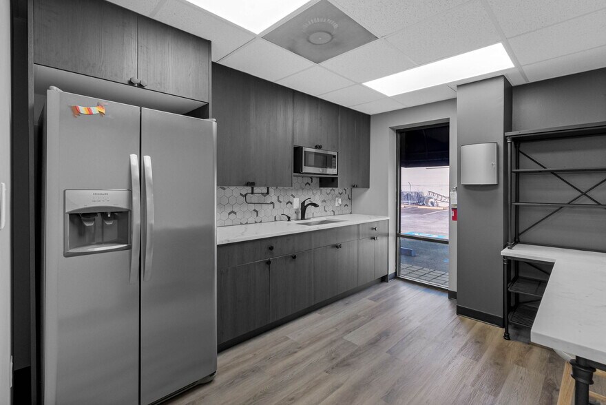 More Photos Of 4412 W Osborne Ave, Tampa Light Distribution For Lease