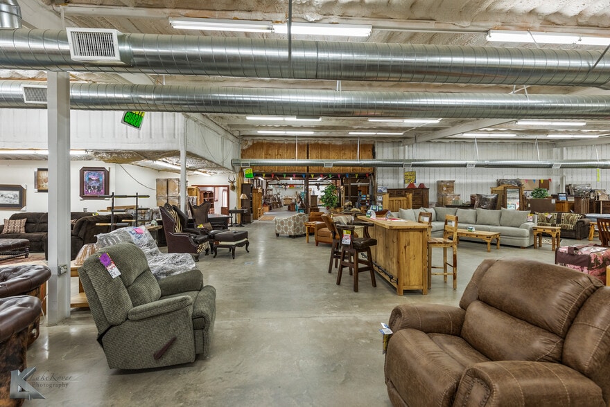 More Photos Of 302 N Access Rd, Clyde Showroom For Sale