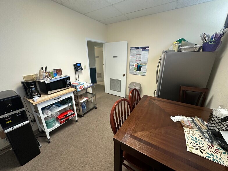 More Photos Of 3801 Bee Ridge Rd, Sarasota Storefront For Lease