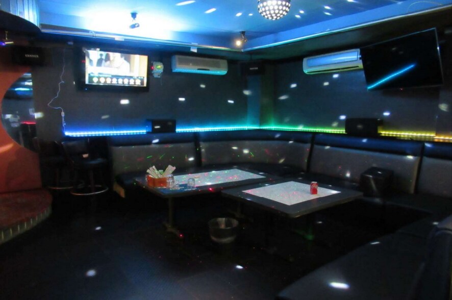 More Photos Of 4070 W 3rd St, Los Angeles Office For Sale