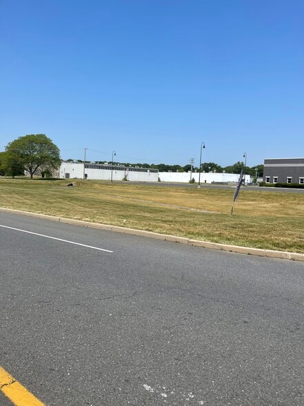 More Photos Of 100 Commerce Dr, Freehold Manufacturing For Lease