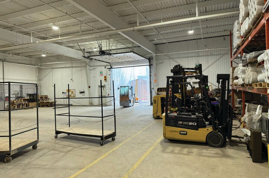 More Photos Of 170 Furniture Park, Winnipeg Distribution For Lease
