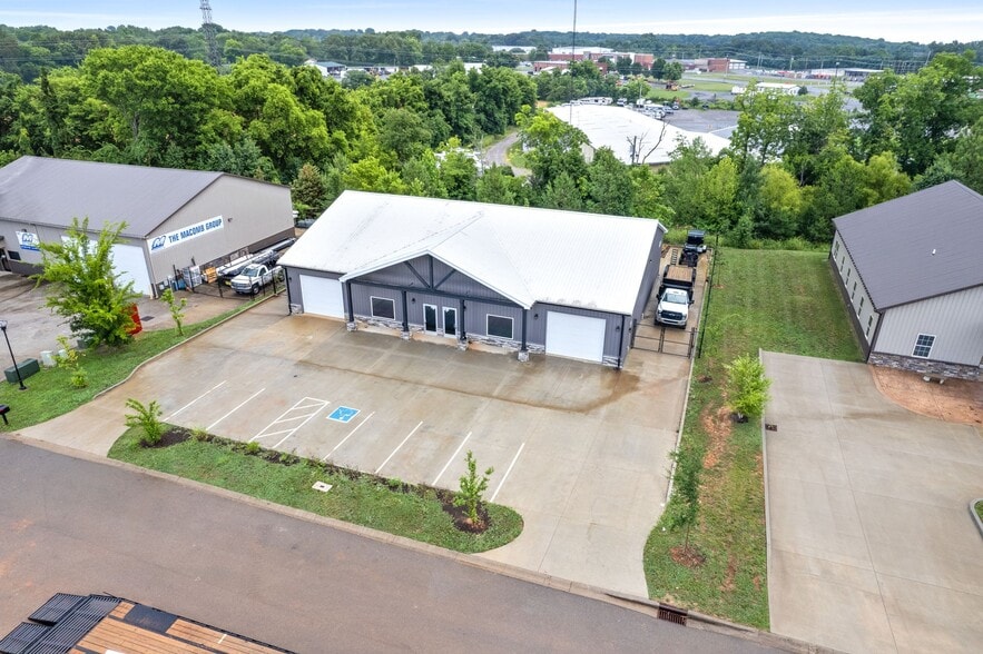 More Photos Of 1811 Mercantile Dr, Clarksville Light Distribution For Lease