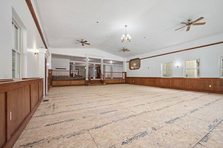 More Photos Of 56 Main St, Stamford Hotel For Sale