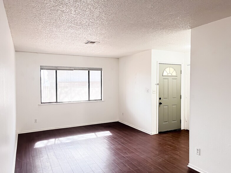 More Photos Of 800 Pine St, Hearne Apartments For Sale