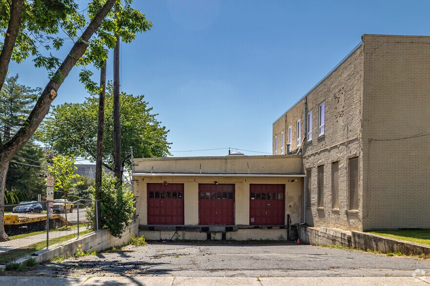 More Photos Of 331-333 1st St, Carlstadt Warehouse For Lease