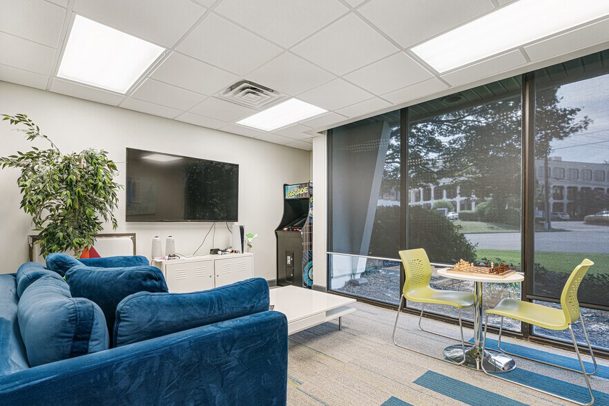 More Photos Of 5570 Murray Ave, Memphis Office For Sale