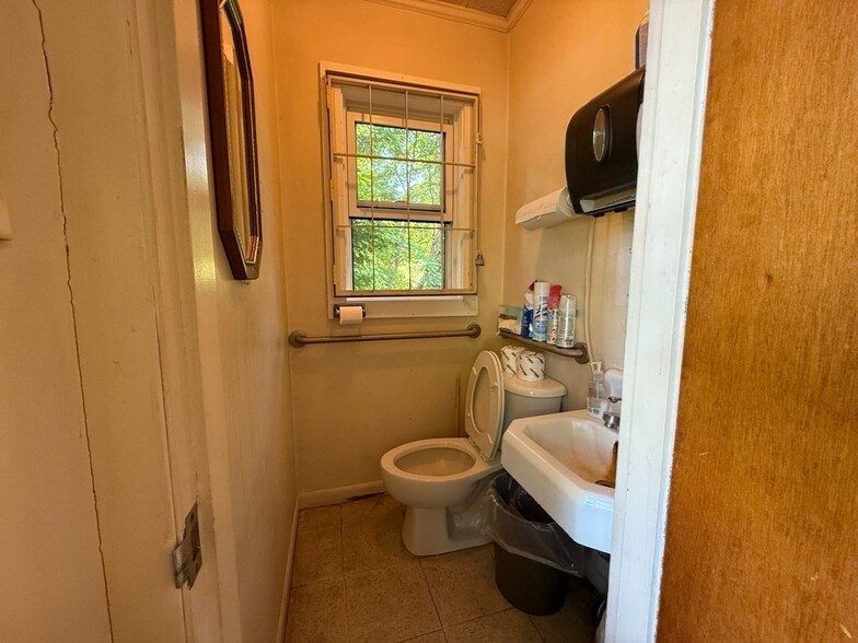 More Photos Of 529 Old County Rd, Westport Post Office For Sale