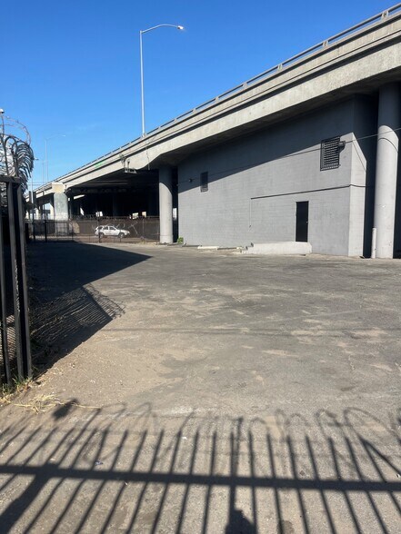 More Photos Of 1412 S Alameda St, Los Angeles Warehouse For Lease