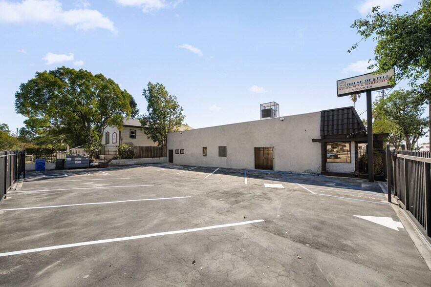 More Photos Of 570 N Towne Ave, Pomona Storefront Retail Office For Lease