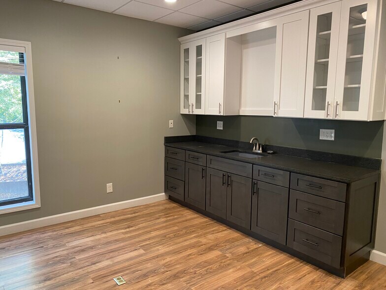 More Photos Of 4444 N Belleview Ave, Kansas City Unknown For Lease