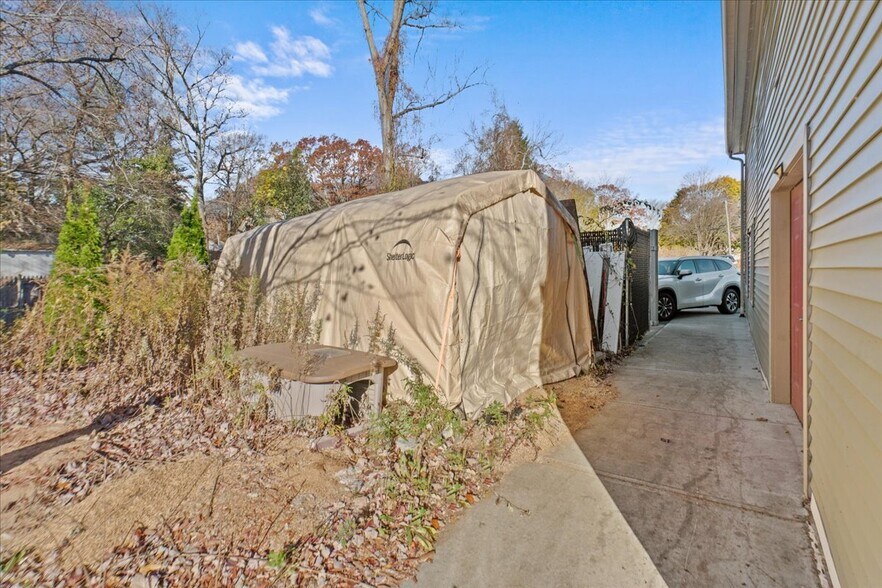 More Photos Of 13 N Main St, East Hampton Showroom For Lease