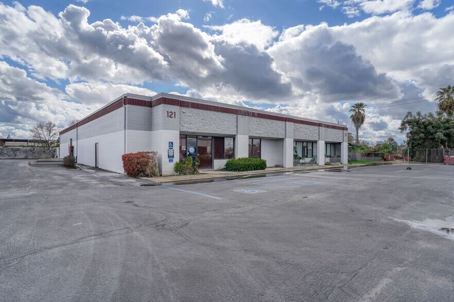 More Photos Of 2727 N Grove Industrial Dr, Fresno Warehouse For Sale