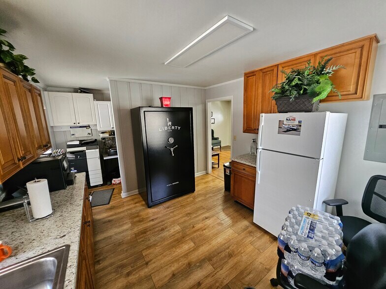 More Photos Of 114 Confederate Dr, Franklin Office Residential For Lease