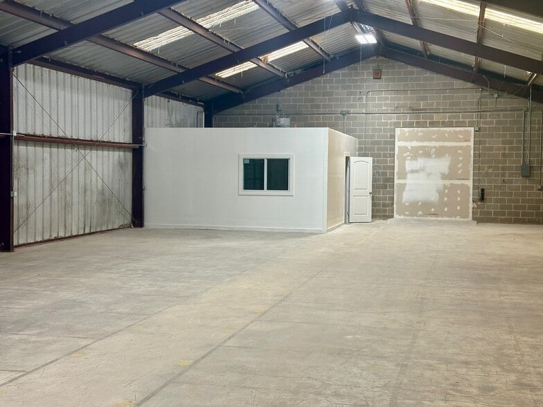 More Photos Of 200-232 W New Braunfels St, Seguin Warehouse For Lease