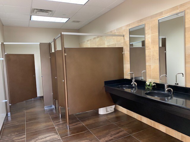 More Photos Of 345 Memorial Dr, Crystal Lake Showroom For Sale