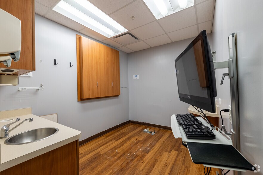 More Photos Of 2814 14th Ave SE, Ruskin Healthcare For Sale