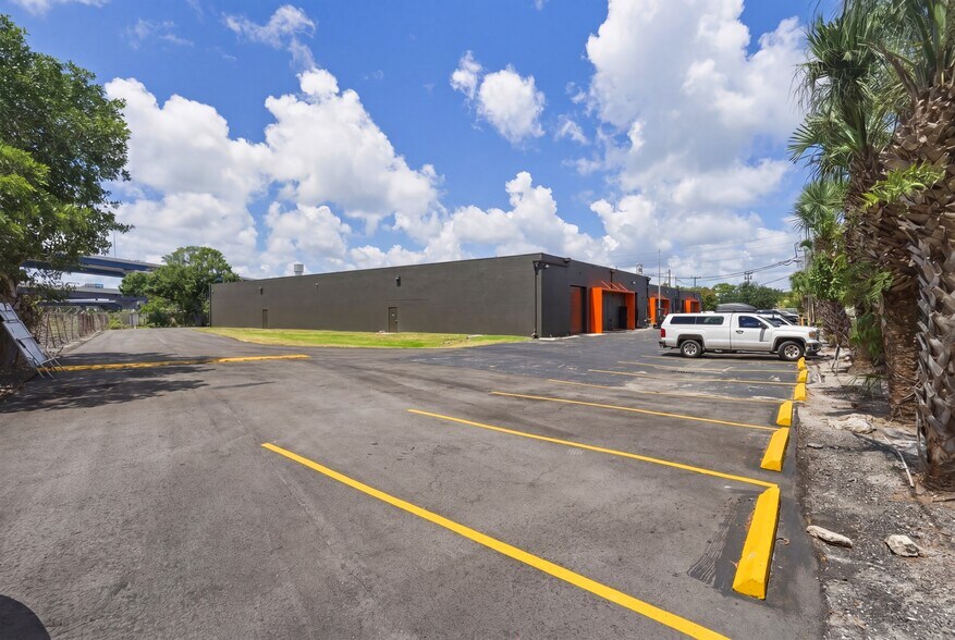 More Photos Of 2968 Ravenswood Rd, Fort Lauderdale Warehouse For Lease