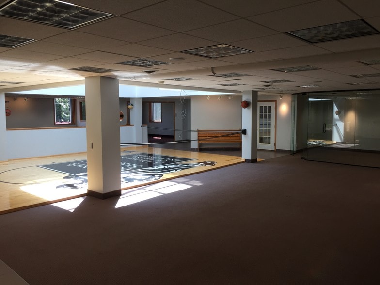 More Photos Of 2040 N Ferry St, Anoka Office For Sale