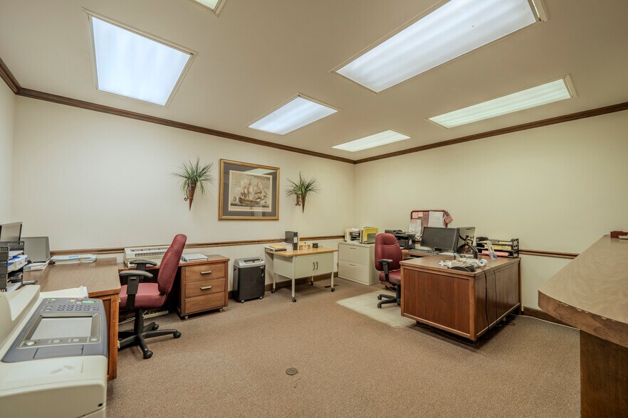 More Photos Of 40 W Main St, Savannah Office For Sale