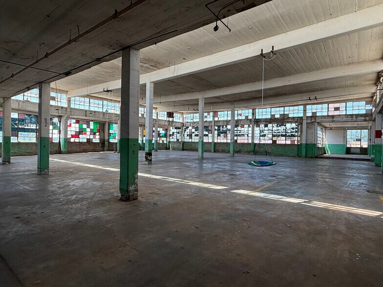 More Photos Of 301 W 3rd St, Sterling Manufacturing For Lease