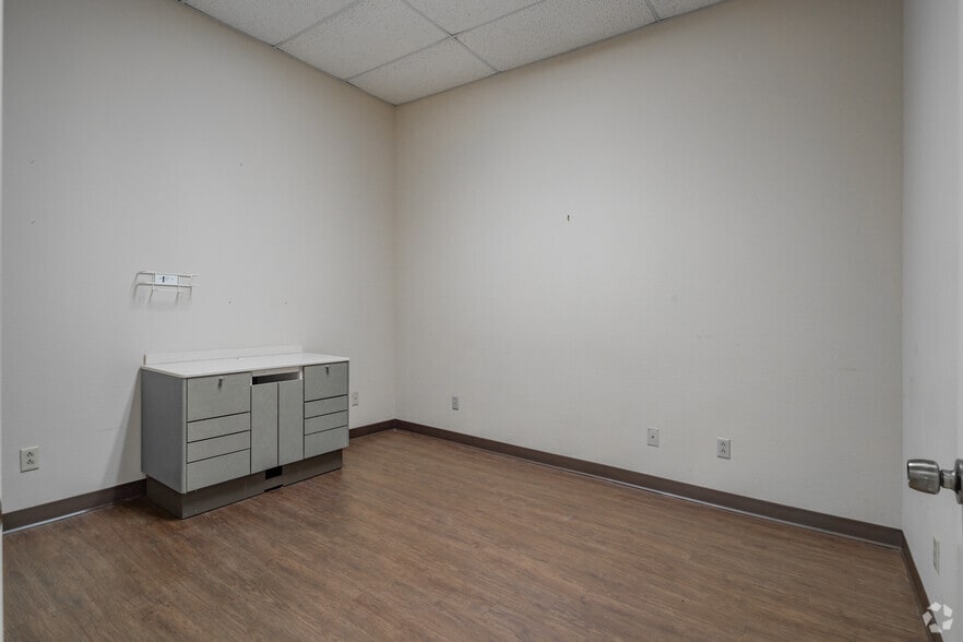 More Photos Of 1400-1460 Sidney Baker St, Kerrville Office For Lease