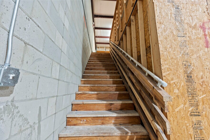 More Photos Of 7065 NW 22nd St, Gainesville Warehouse For Lease