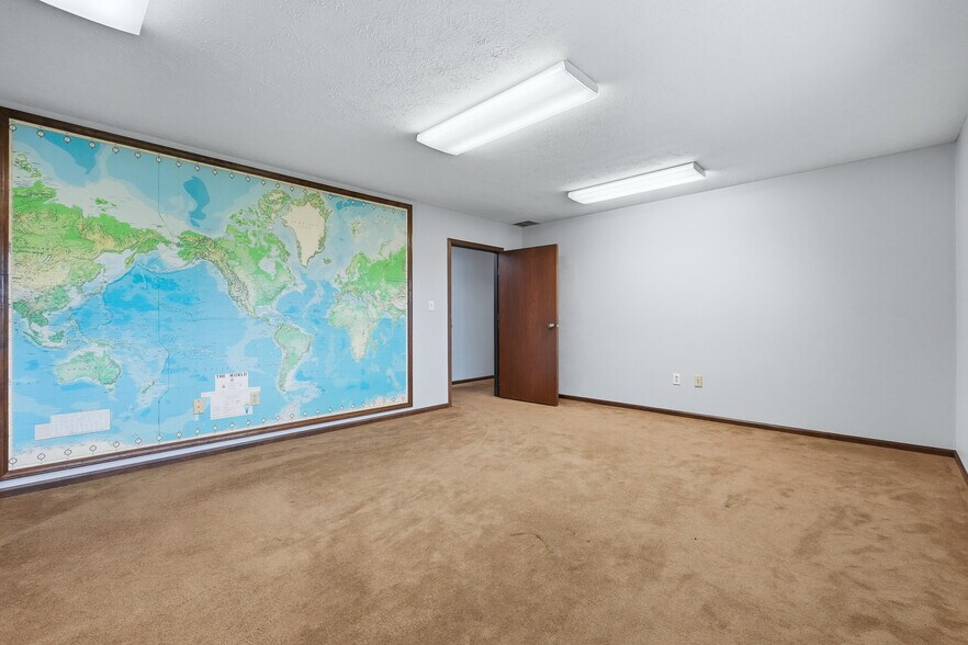 More Photos Of 3201 E Center St, Warsaw Office For Sale