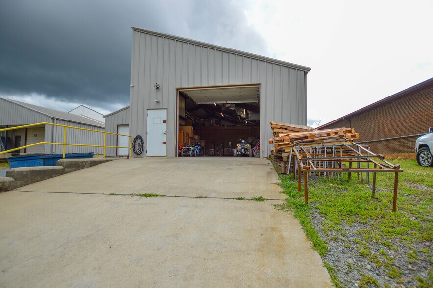 More Photos Of 12056 Stallings Commerce Dr, Matthews Showroom For Lease