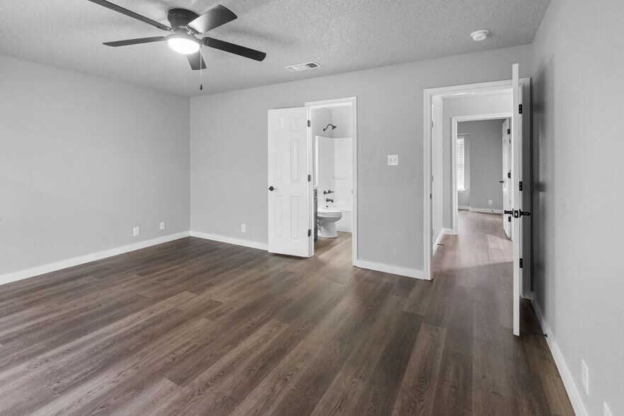 More Photos Of 705-715 W Crawford St, Denison Apartments For Sale