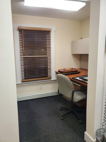 More Photos Of 52 Maple Pl, Amityville Office For Lease