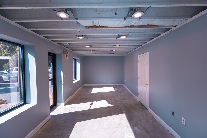 More Photos Of 1009 Industrial Ct, Suwanee Warehouse For Lease