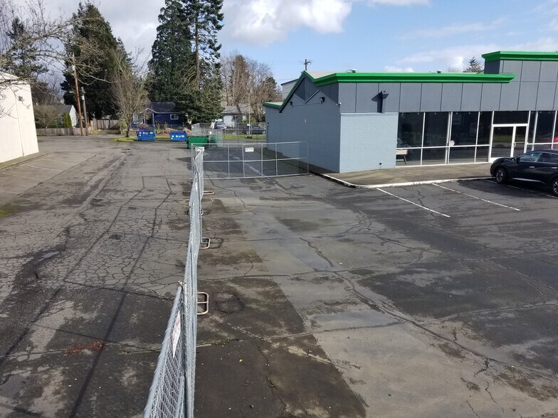 More Photos Of 4616 SE 82nd Ave, Portland Auto Dealership For Lease